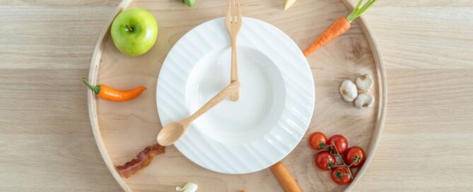 Image of a plate and food next to it displayed like a clock. A spoon and fork are the hands of the clock.